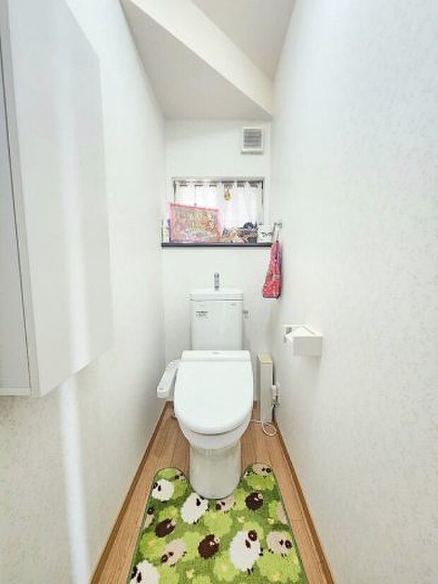清潔感のある白を基調としたトイレ