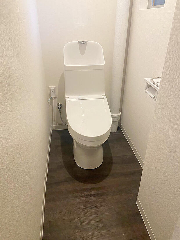 ウォシュレット一体型トイレ新品交換。部屋に高さがあるので、閉塞感はなさそうです。