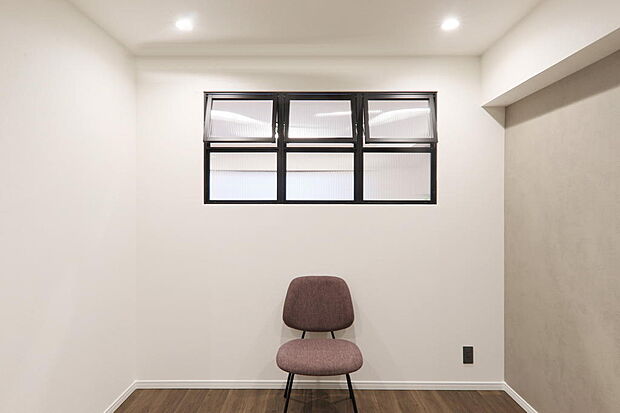 リビング隣の洋室には室内窓を設けました。光と風を共有できる機能性とデザイン性で人気の窓です。
