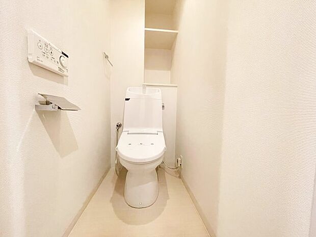 便利な収納棚を備えたトイレで、衛生的なトイレタイムをお過ごしください
