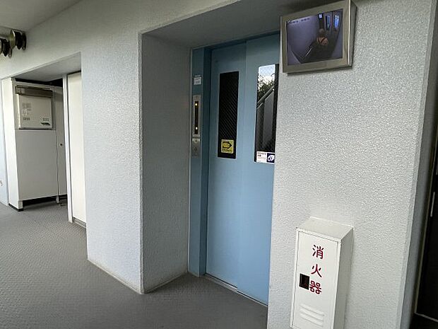 エレベーターには内部が映る防犯カメラがあるので防犯面も安心です。