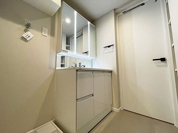 白色で統一された清潔感のある洗面脱衣室。