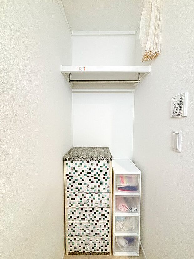 洗面所（2024年6月）撮影　洗面室に便利な収納スペースあり！タオルや衣類も整理整頓ができ、スッキリとした生活をサポートします。