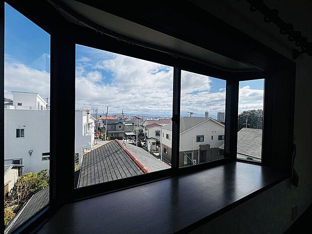 東側の出窓からの眺望は大阪湾を望みます♪朝は太陽を感じて目覚めることができます♪