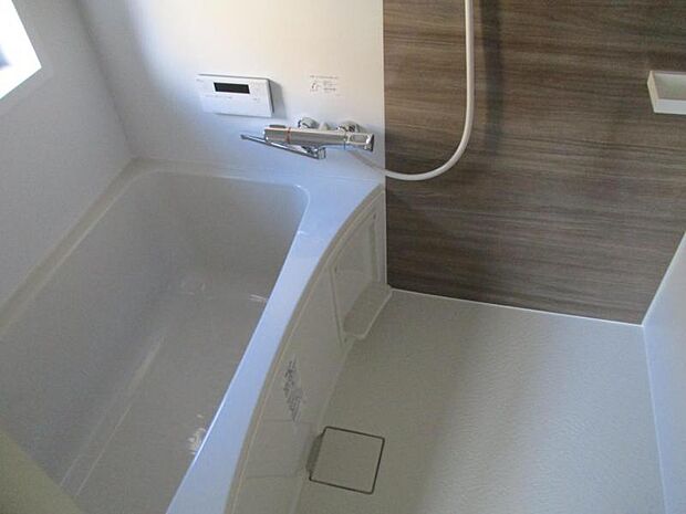 【新品】風呂場に換気ができる窓もあるので気になる湿気対策も出来ます。