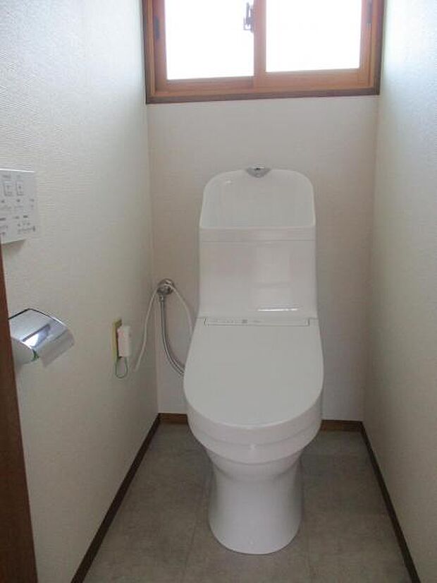 【新品】トイレは快適な温水洗浄便座付です。