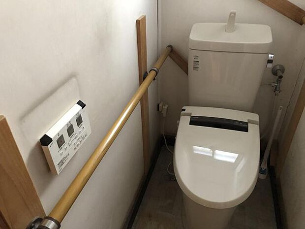 トイレは快適な温水洗浄便座付です。