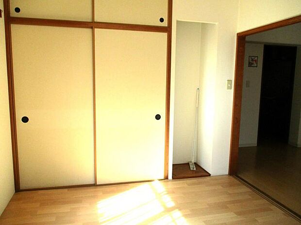 角部屋の和室なので二面採光で明るいです　畳もきれいです