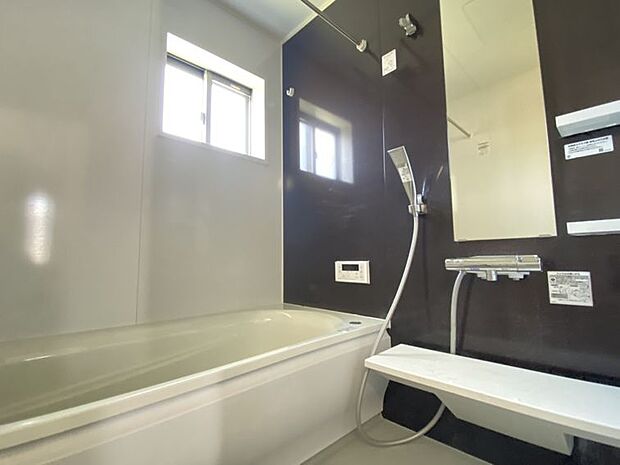 【浴室】窓を完備した浴室は空気の入れ替えもしっかりでき、きれいな状態で室内を保てますね♪