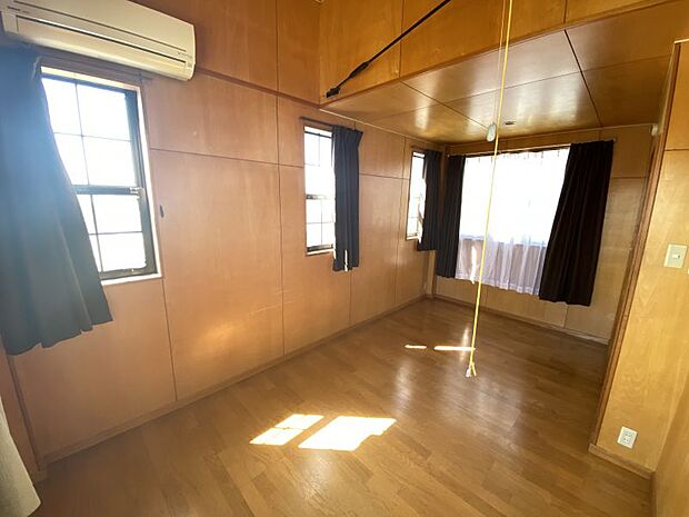 部屋の隅々に明るい光が満ちる、多面採光で明るい洋室です