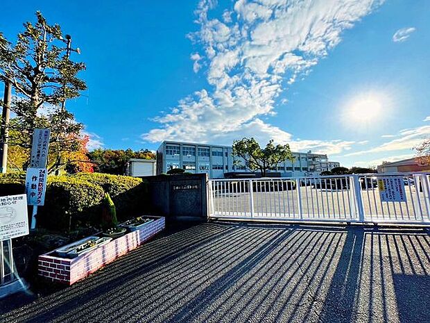 豊田市立藤岡中学校 藤岡中学校（飯野・石畳・御作小学校より進学）特別支援学級あり。環境美化活動と合唱指導に力を入れています。年間を通して合唱の練習を行い、心を豊かな生徒の育成を目指しており、その成果…