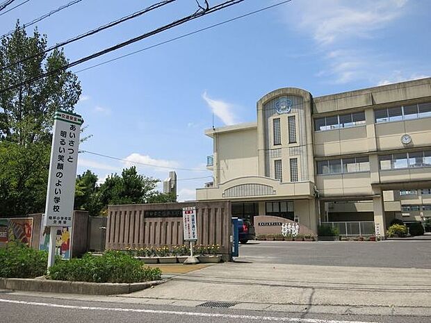 豊田市立梅坪小学校特別支援学級あり。校舎の入口はバリアフリーとなっており、学年ワークスペースもあり広々としています。採光窓もあり好環境で学習できるように配慮されています。 1500m