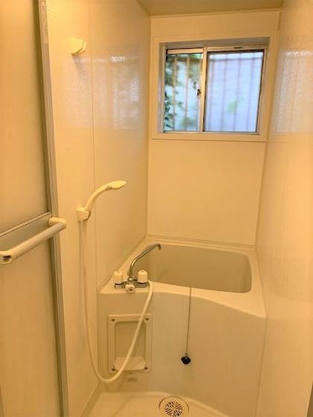 浴室にも窓があり換気確保できます。