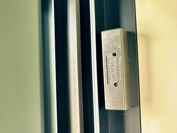 玄関・バルコニーサッシにマグネットセンサー付きでセキュリティー充実サッシは複合ガラスで防音、断熱効果もあります