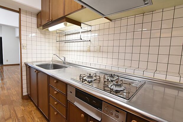 ワイドタイプのキッチンは調理台も広く、お料理がしやすいです。（3LDK側）