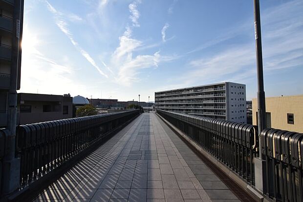 「京王堀之内駅」まで歩行者直通のスロープがあります。