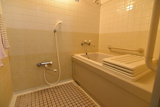 落ち着いた色合いの浴室は換気機能もございます。