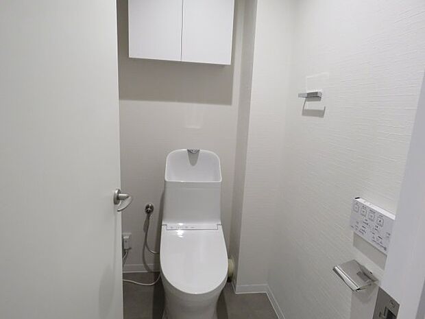 温水洗浄便座付きトイレです。上部には収納が有ります。
