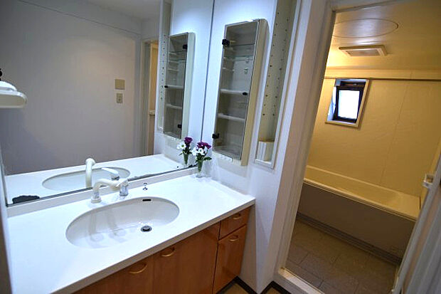 鏡の大きい独立洗面化粧台は、ボウルの周りに置けるスペースも広く使い勝手がいいです。