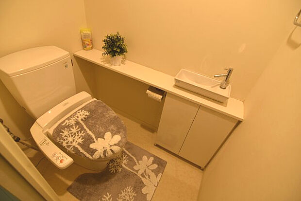 白を基調とした清潔感のあるとトイレは手洗い場もあります。