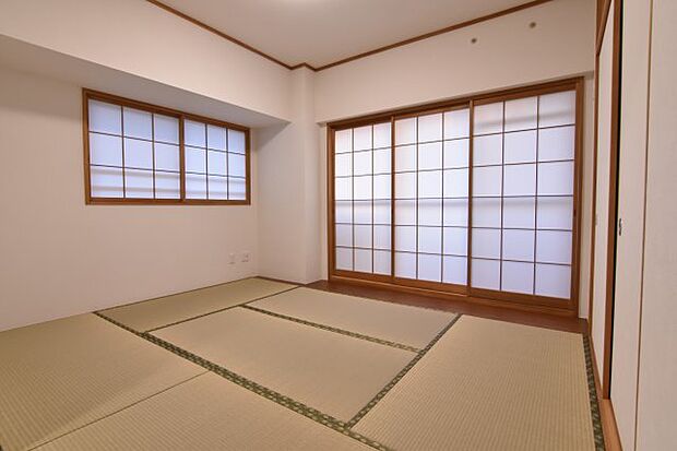 和室も二面に窓があり、明るく開放的です。