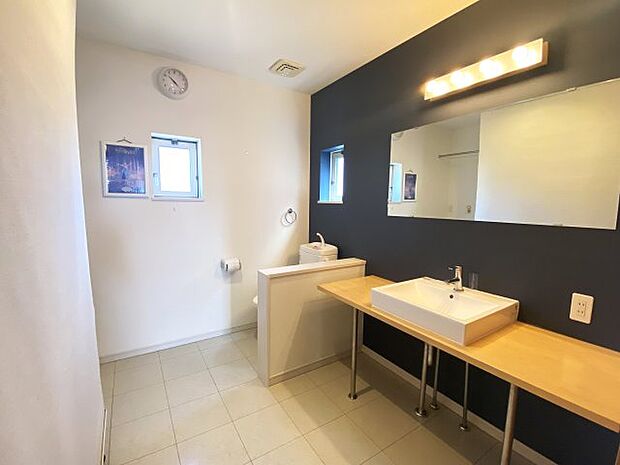 2階の洗面室、トイレは空間を広く使った欧米の住宅のようなセパレート型になっています。