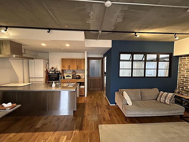 2019年8月にデザインリフォーム済！オシャレな空間とオーク材無垢フローリングが自慢のお部屋です