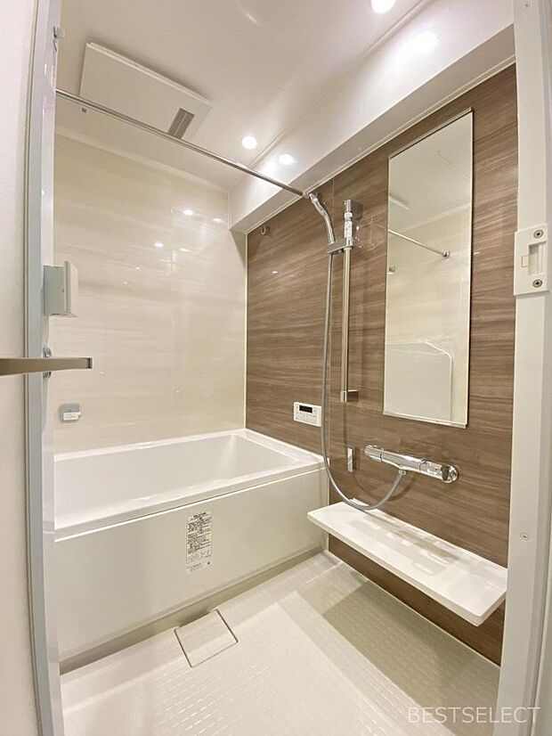 浴室乾燥機が湿気やカビを抑えて掃除の負担も軽減。暖房機能もあり冬の入浴も安心。