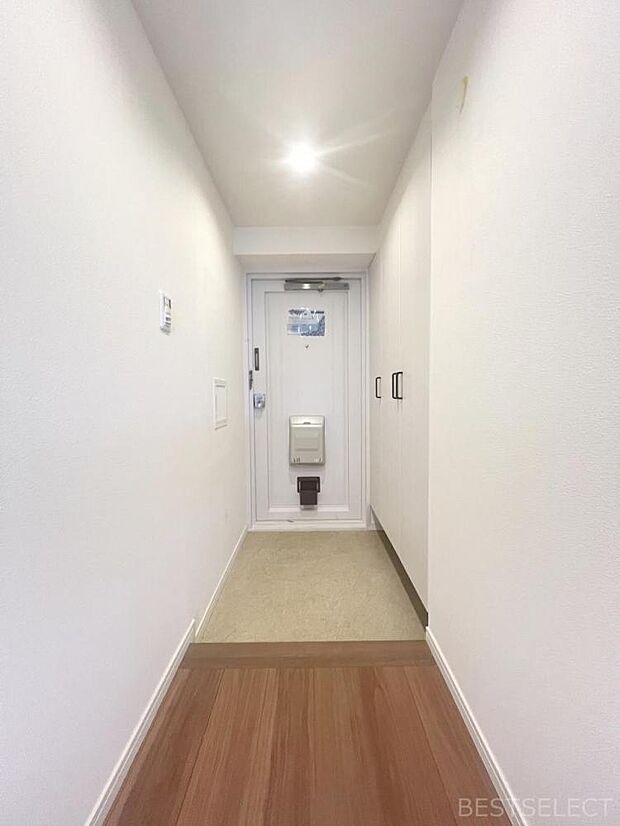 白を基調とした明るい玄関。