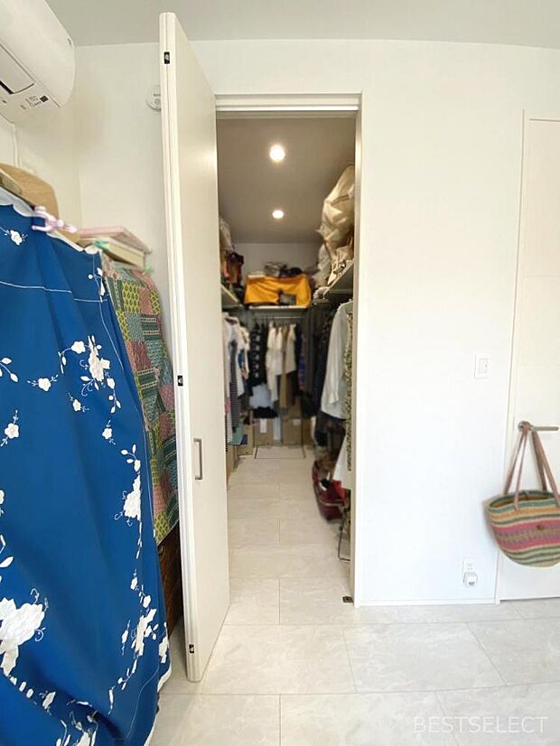 掛ける収納スペースがたっぷりあると，お洗濯物をたたむ時間の削減にもなり家事の効率化になりますね：洋室約6.8帖