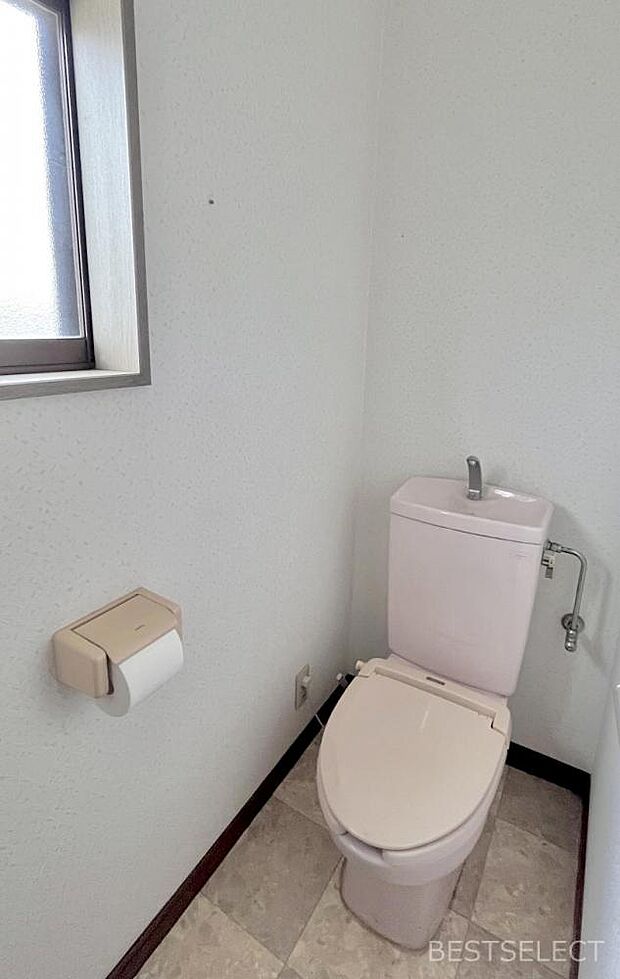 空気の入れ替えにも便利な小窓付。明るく気持ちの良いトイレです：2階トイレ