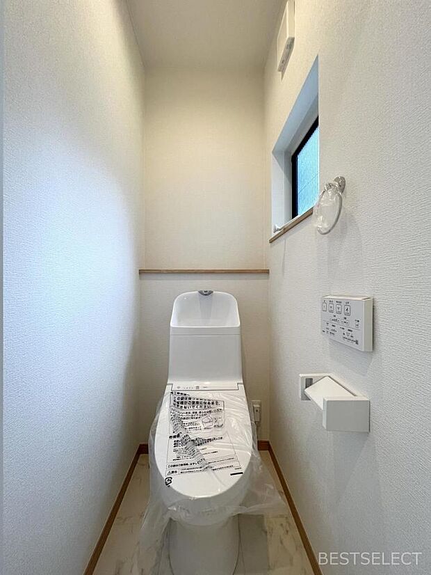 空気の入れ替えにも便利な小窓付。明るく気持ちの良いトイレです。