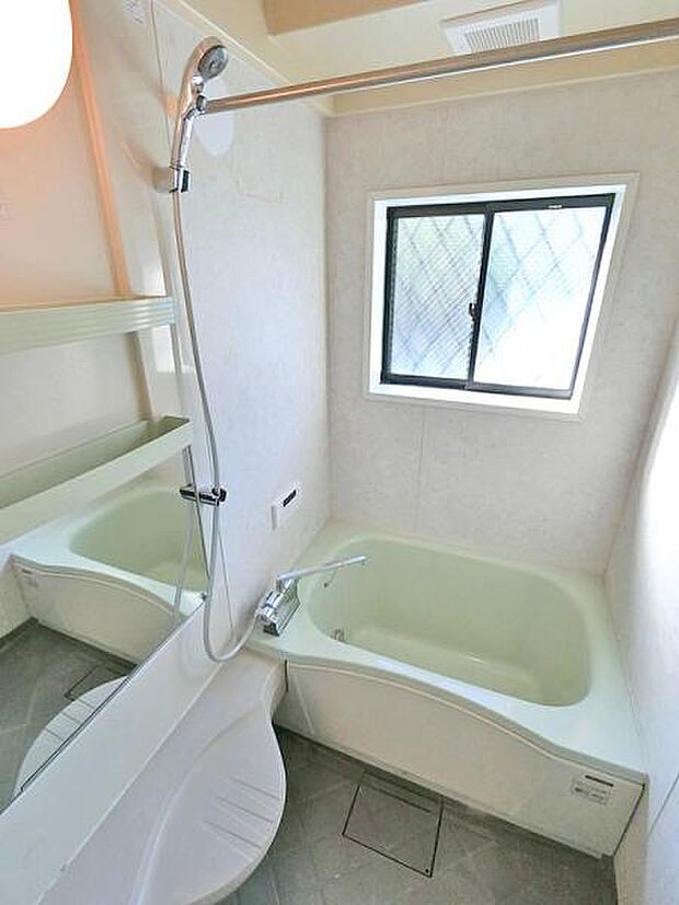 白を基調とした明るい浴室