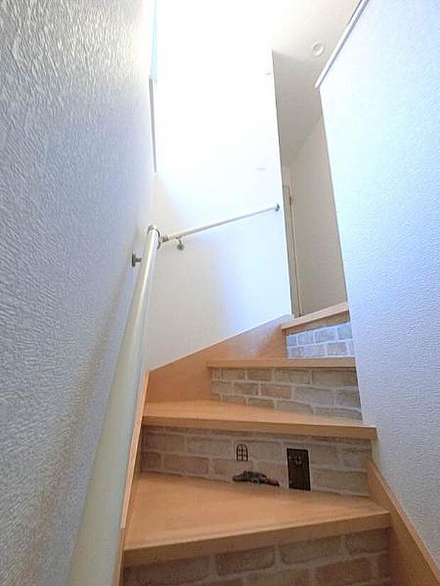 階段には手すりが付いているので安心です