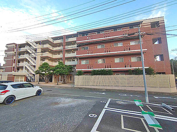 町田駅より徒歩10分。通勤通学に便利な立地のマンション