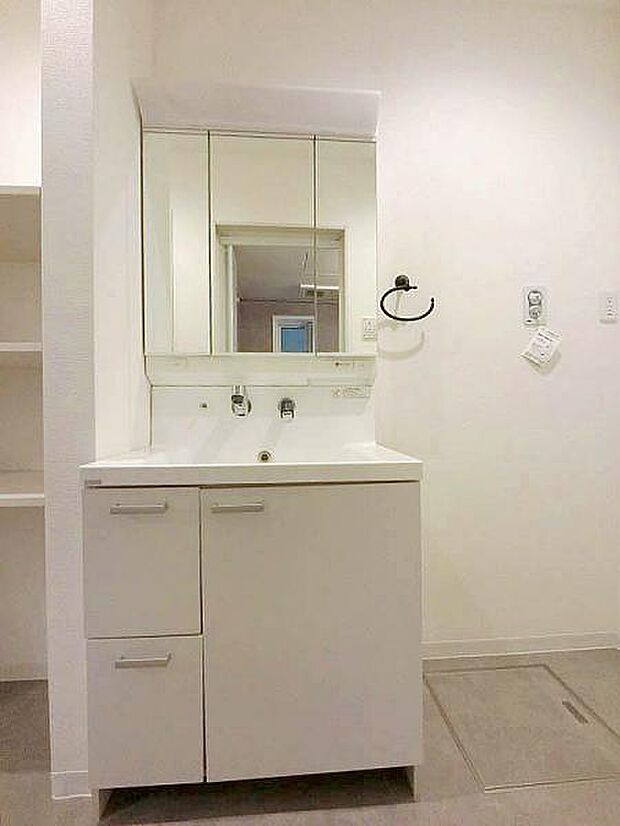 オシャレな三面鏡を採用した洗面化粧台。鏡の裏はリネンの保管に便利な収納です