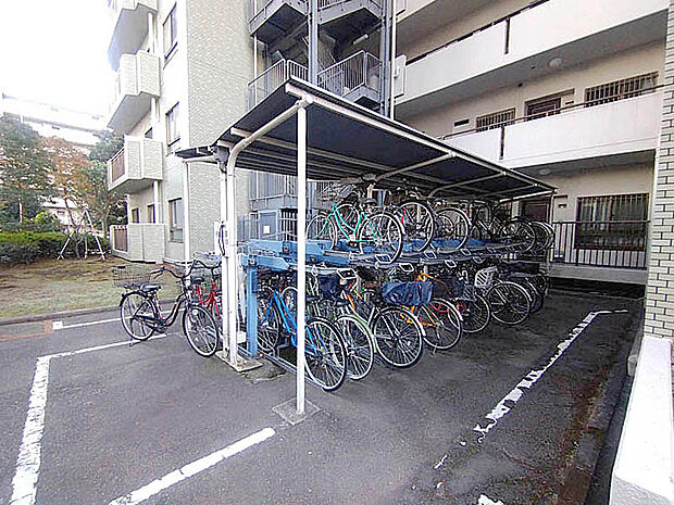 駐輪場は屋根付きなので雨から自転車を守ります