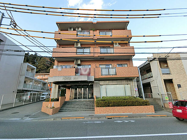 鶴川駅徒歩10分。通勤通学に便利な立地のマンション