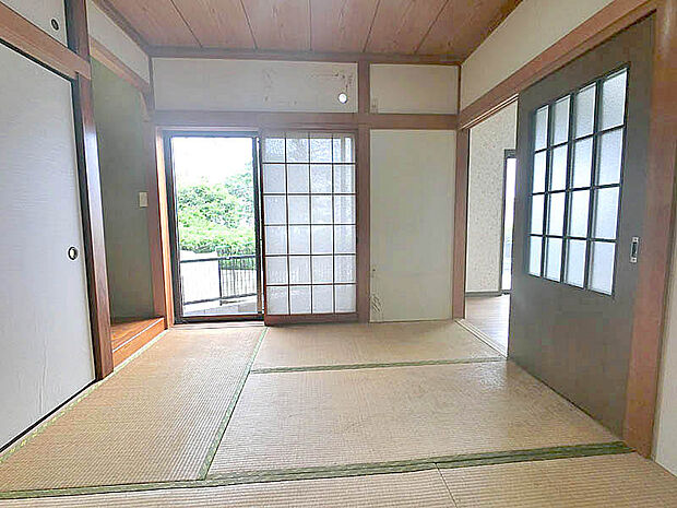 柔らかい畳の敷かれた和室は、ゆっくりくつろげるスペース