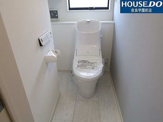 壁リモコンで両サイドがスッキリとしており、多彩な機能付で清潔なトイレ空間に。さらにトイレを2ヶ所取り付けることで来客時も安心！
