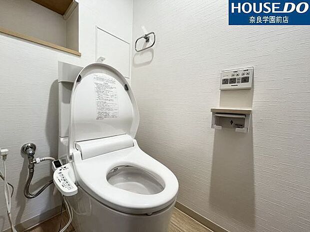 温水洗浄便座付トイレ。収納部分がありトイレ用品はすっきり片づけられます。