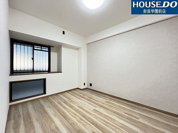 洋室6帖◆光を取り入れながら、家具も置きやすい高さの窓。お部屋のレイアウトの幅がぐっと広がります。