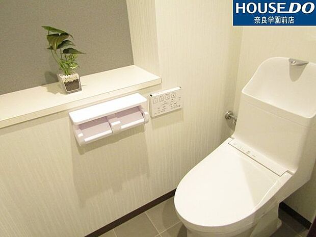 壁リモコンで両サイドがスッキリとしており、多彩な機能付で清潔なトイレ空間に。