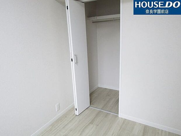 約4.7帖洋室◆すべての居室に収納スペースがあるので、お家の中をすっきり整理できます♪