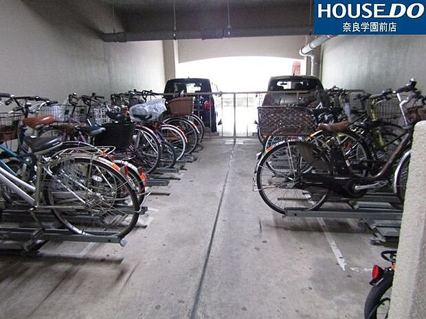 駐輪場には、自転車ラックが設置されています。自転車が整頓されており出し入れを行いやすそうです。