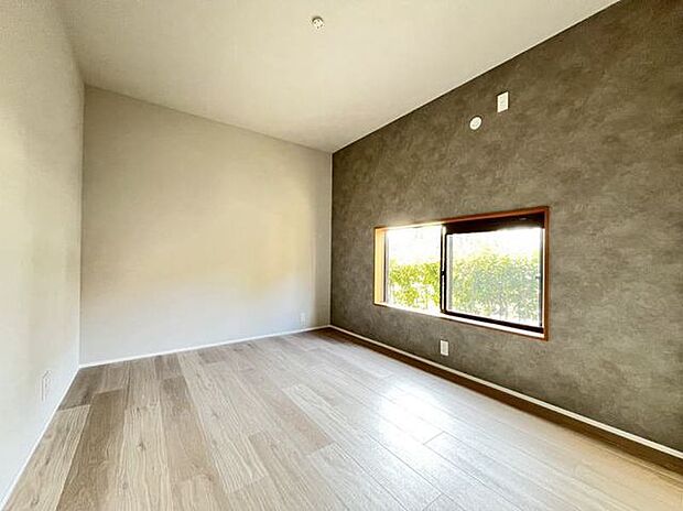 1階洋室◆光を取り入れながら、家具も置きやすい高さの窓。お部屋のレイアウトの幅がぐっと広がります。