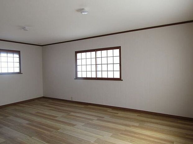 光を取り入れながら、家具も置きやすい高さの窓。お部屋のレイアウトの幅がぐっと広がります。