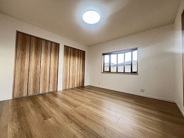 2階南側洋室◆光を取り入れながら、家具も置きやすい高さの窓。お部屋のレイアウトの幅がぐっと広がります。