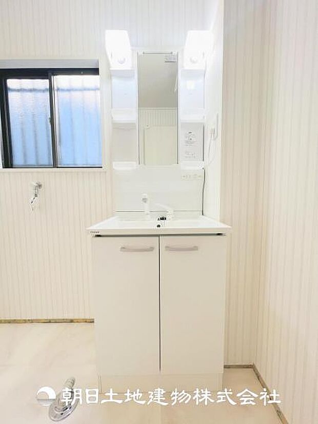 【洗面化粧台】中央には鏡、両サイドには収納スペースがございます♪