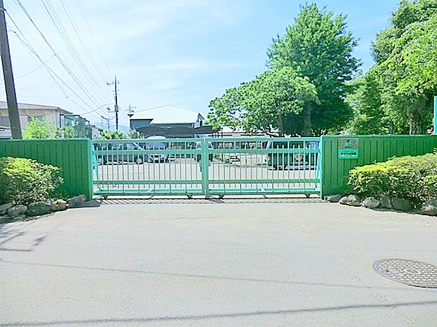 【鈴鹿幼稚園】　自然が溢れている雰囲気の幼稚園です。送迎バスもあります。